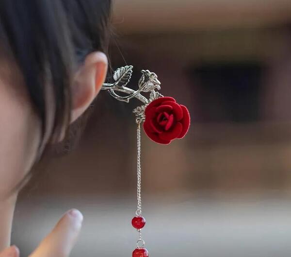 عکس پروانه روی گل رز قرمز