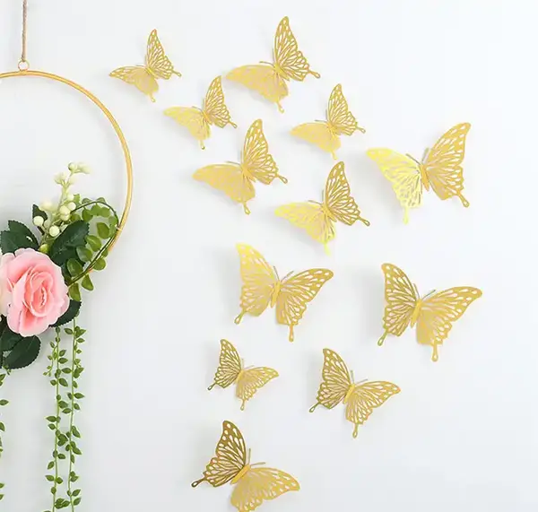عکس پروانه روی دیوار اتاق