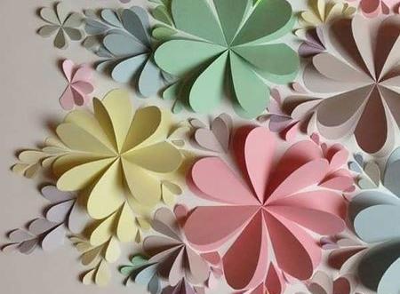 عکس پروانه کاغذی روی دیوار
