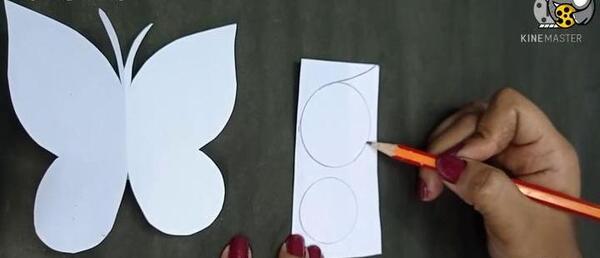 عکس پروانه کاغذی روی دیوار