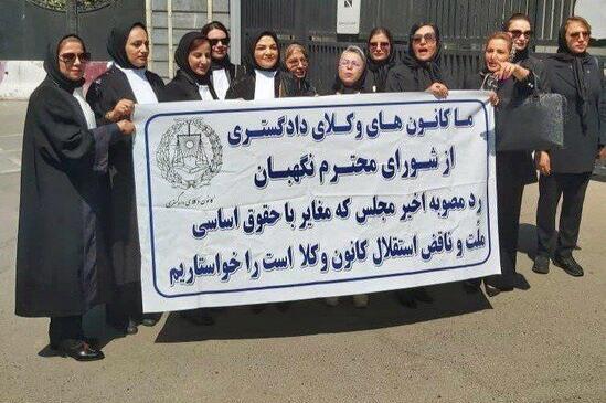 عکس با پروانه وکالت