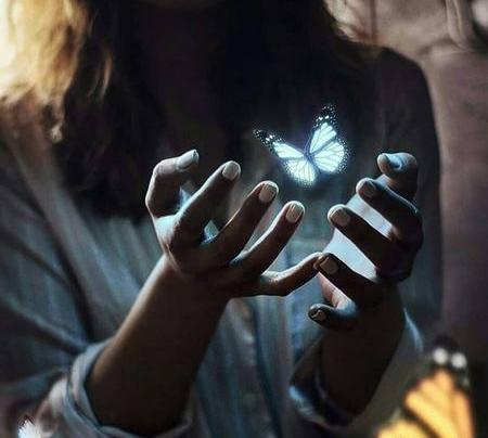 عکس پروفایل پروانه و دست
