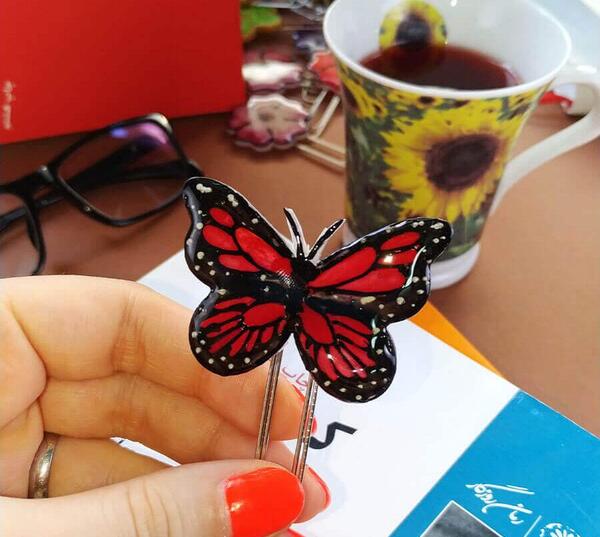 عکس هنری کتاب و پروانه