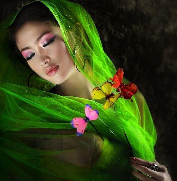 عکس دختر و پروانه برای پروفایل