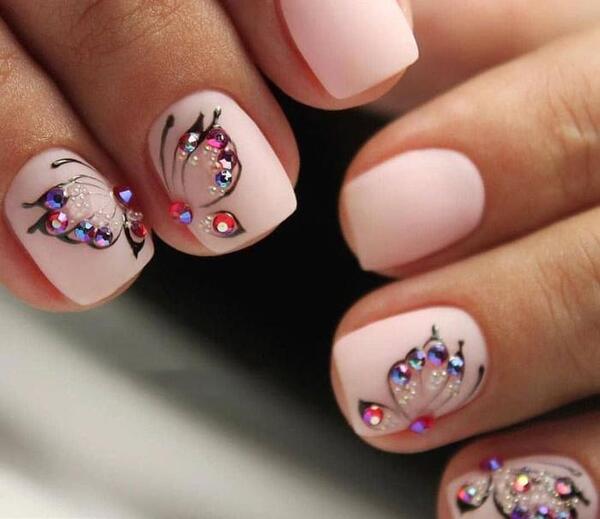 عکس طراحی پروانه روی ناخن