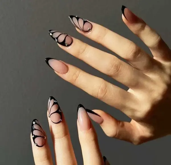 عکس طراحی پروانه روی ناخن