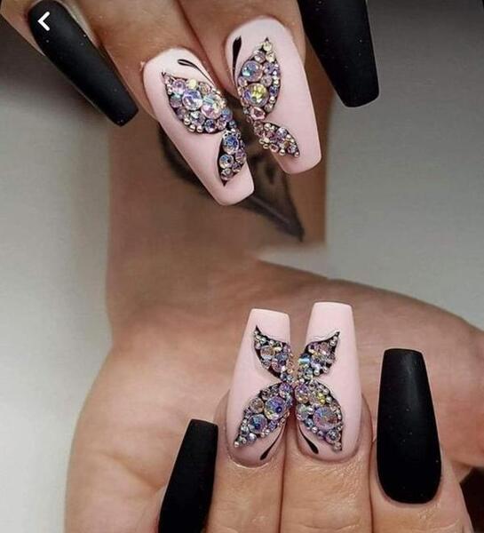 عکس طراحی پروانه روی ناخن