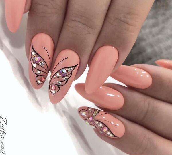 عکس طراحی پروانه روی ناخن