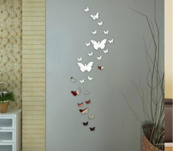 عکس چسباندن پروانه روی دیوار