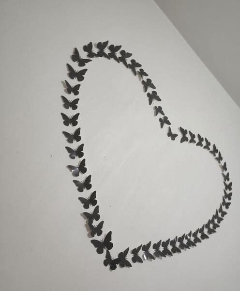 عکس چسباندن پروانه روی دیوار