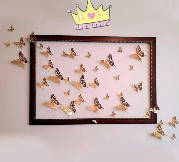 عکس چسباندن پروانه روی دیوار