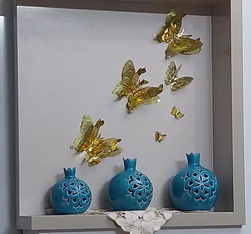 عکس چسباندن پروانه روی دیوار