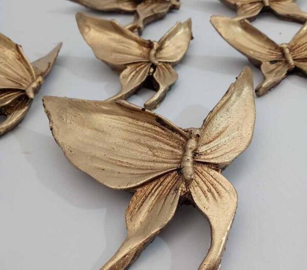 عکس چسباندن پروانه روی دیوار