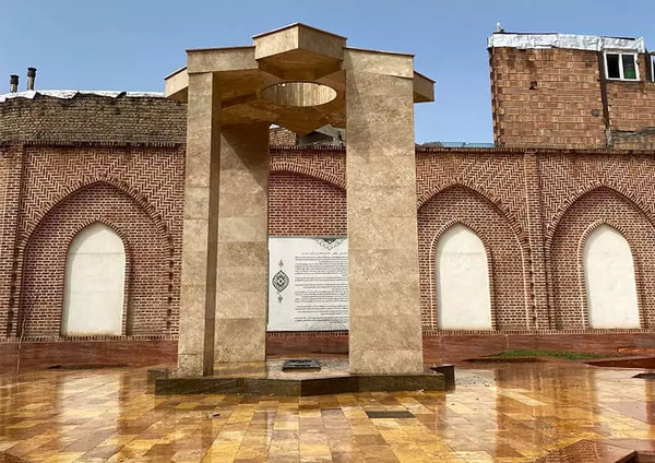 عکس قبر پهلوان پوریای ولی