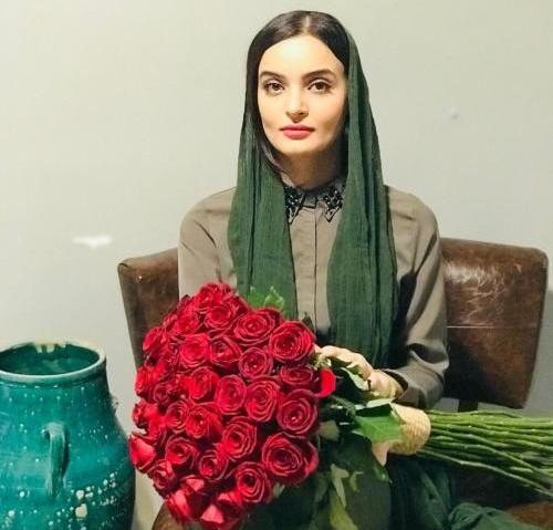 عکس نیلوفر پارسا در اوای باران