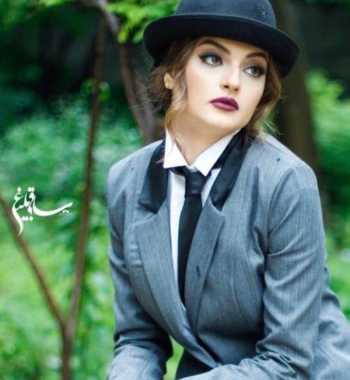 عکس نیلوفر پارسا در اوای باران