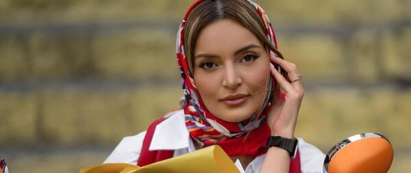 عکس نیلوفر پارسا در اوای باران