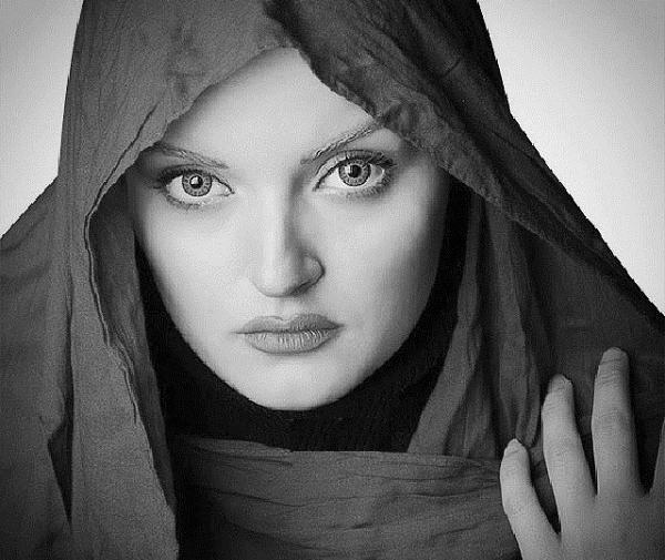 عکس نیلوفر پارسا در اوای باران