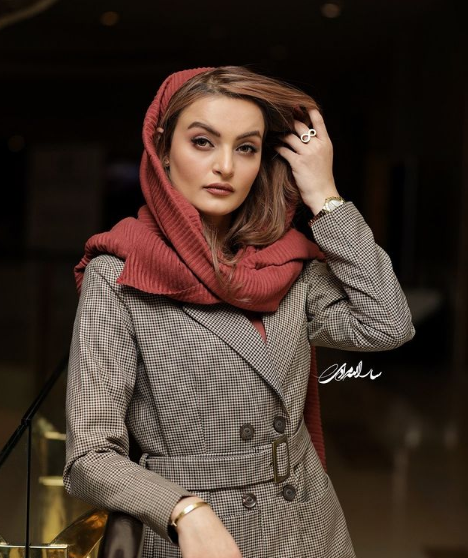 عکس نیلوفر پارسا با خواهرش