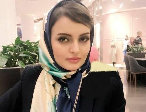 عکس نیلوفر پارسا با خواهرش