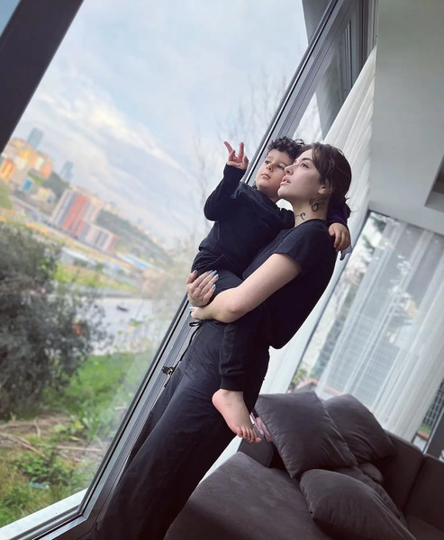 عکس پدر و مادر ریحانه پارسا