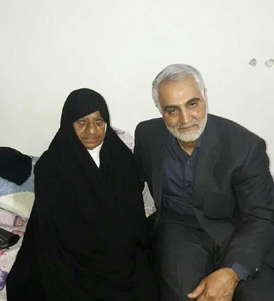 عکس حاج قاسم سلیمانی با پدر و مادرش