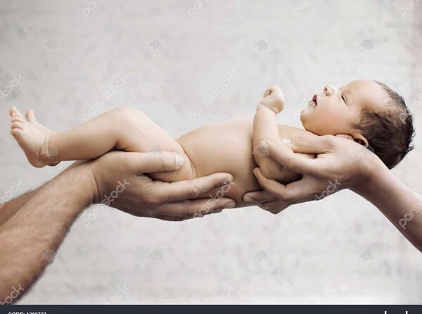 عکس دست بچه با پدر مادر