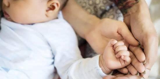 عکس دست بچه با پدر مادر