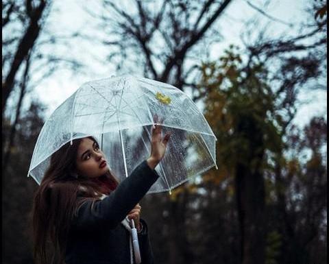 عکس دختر زیر باران غمگین