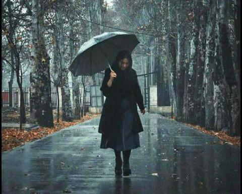 عکس دختر زیر باران غمگین