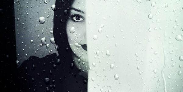 عکس دختر زیر باران غمگین