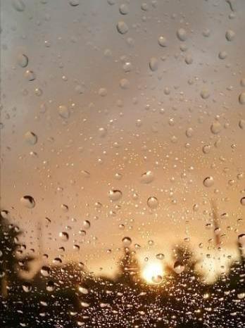 عکس شیشه باران زده
