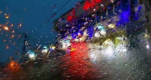 عکس باران روی شیشه ماشین در روز