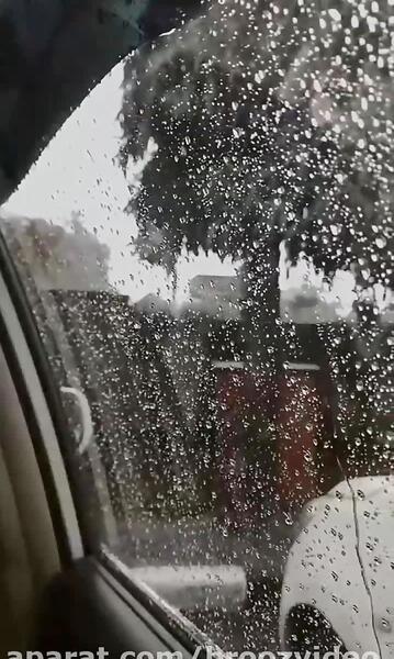 عکس باران روی شیشه ماشین در روز