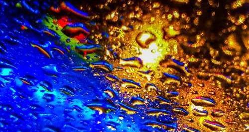 عکس قطره باران روی شیشه