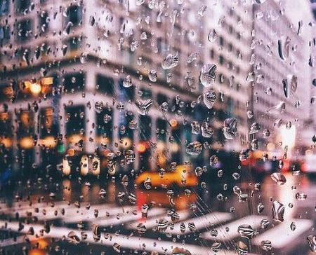 عکس باران بر روی شیشه
