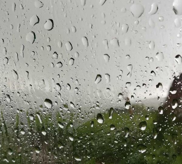 عکس پروفایل باران روی شیشه