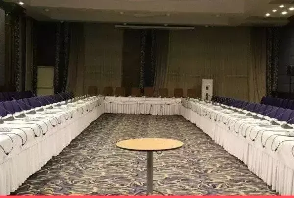 عکس استخر هتل باباطاهر همدان