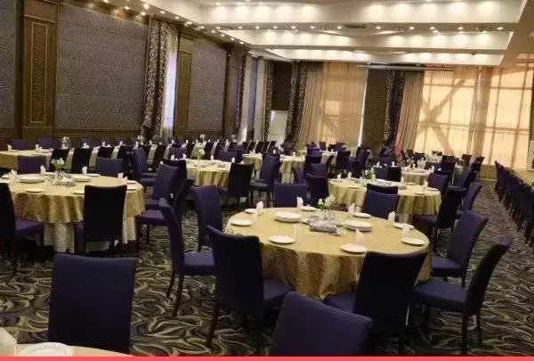 عکس استخر هتل باباطاهر همدان