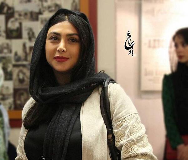 عکس آزاده صمدی با ساپورت