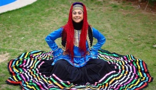 عکس آزاده صمدی با ساپورت