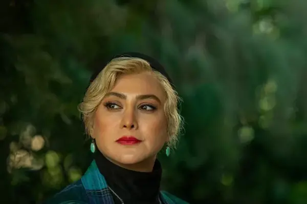 عکس آزاده صمدی با ساپورت
