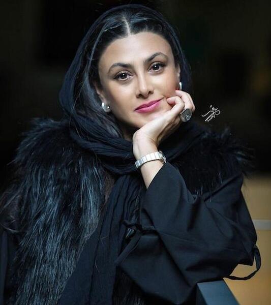 عکس آزاده صمدی با کلاه