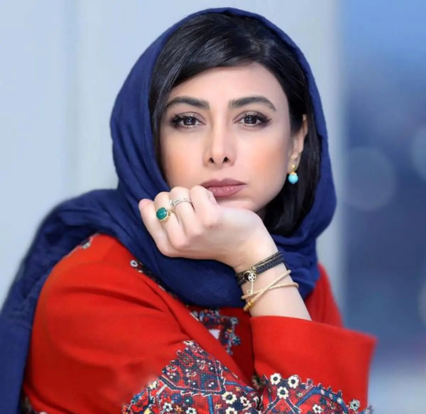 عکس آزاده صمدی با کلاه
