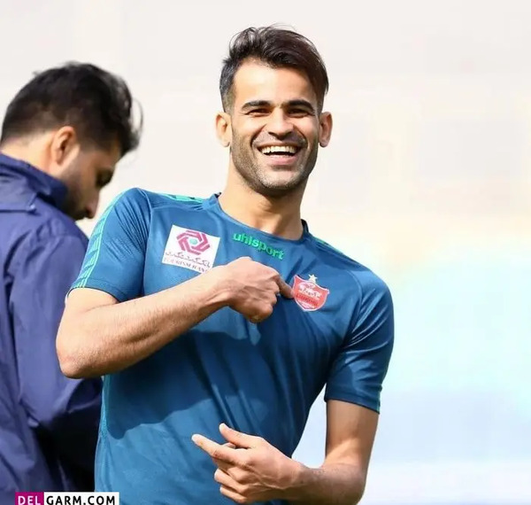 عکس عیسی آل کثیر با لباس پرسپولیس