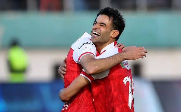 عکس عیسی آل کثیر با لباس پرسپولیس