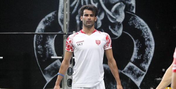 عکس عیسی آل کثیر با لباس پرسپولیس