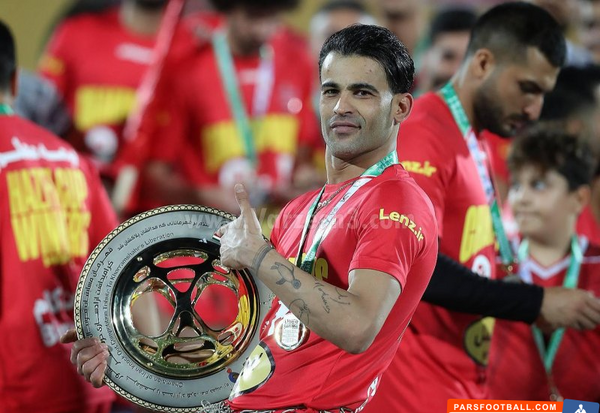 عکس عیسی آل کثیر با لباس پرسپولیس