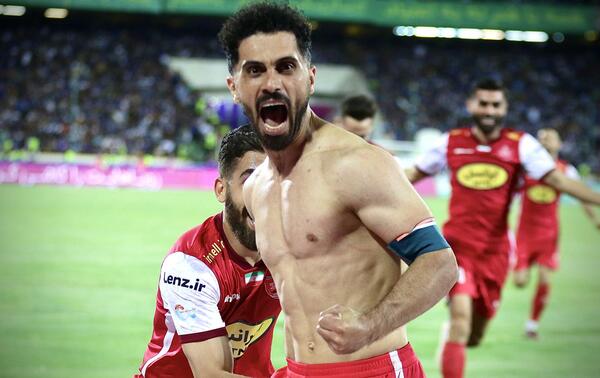 عکس امید عالیشاه در لباس پرسپولیس