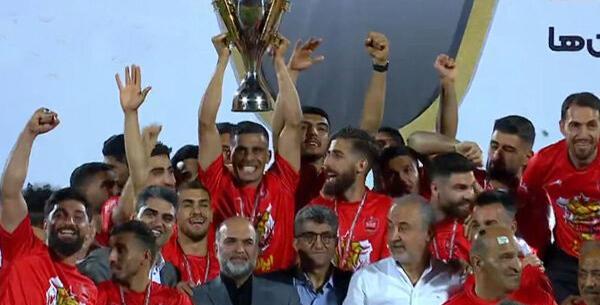 عکس امید عالیشاه با جام